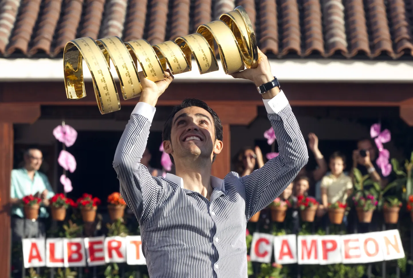 Alberto Contador on Giro d'Italia võitnud kaks korda, aastatel 2008 ja 2015. Fotol tõstab ta peakohale Giro võidutrofee.