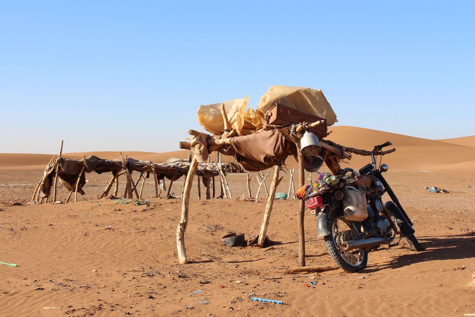 Uued ajad, uued kombed: tänapäeval sõidavad nomaadid ringi mootorratastega, kaamelid võetakse appi suuremate koormate transportimiseks.
