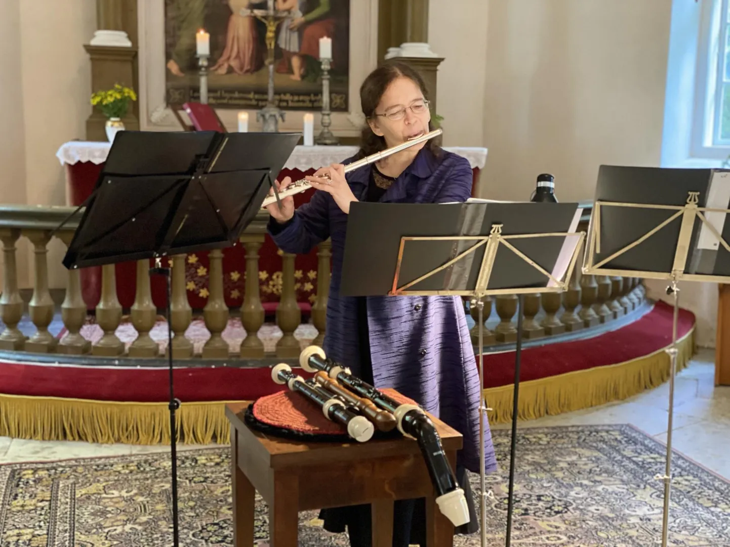 Flötist Anne Jalakas musitseerib erinevatel pillidel.