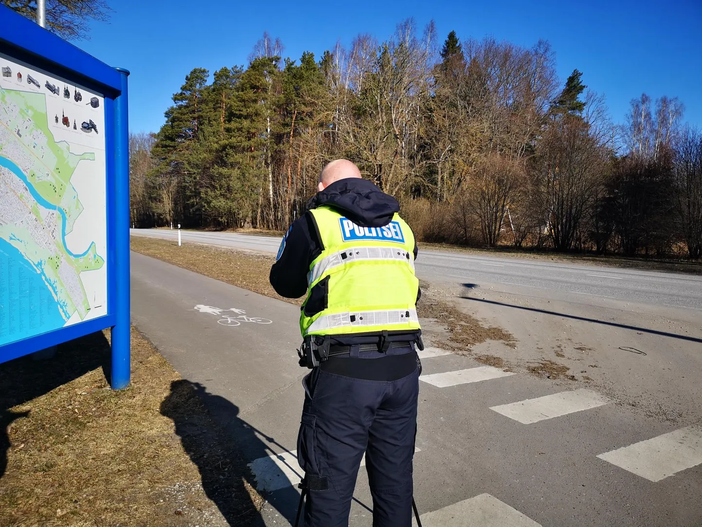 Politseinikud mõõdavad Pärnu-Rakvere maanteel linnapiiris liiklustalgute käigus kiirust.