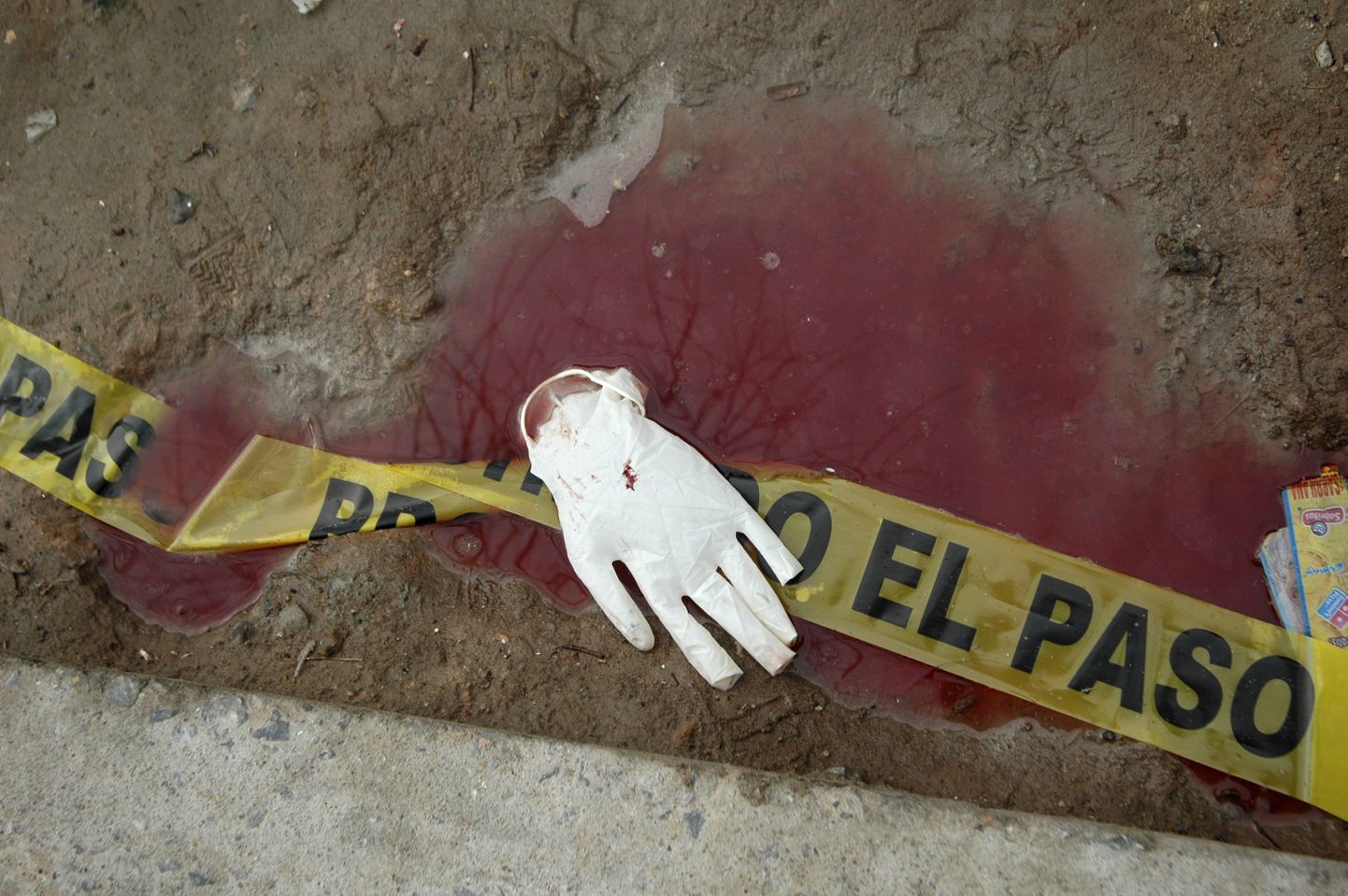 Mehhiko piirilinnas Ciudad Juarezis toimunud tulistamises hukkus 13 noort. Fotol kriminalisti kummikinnas vereloigus