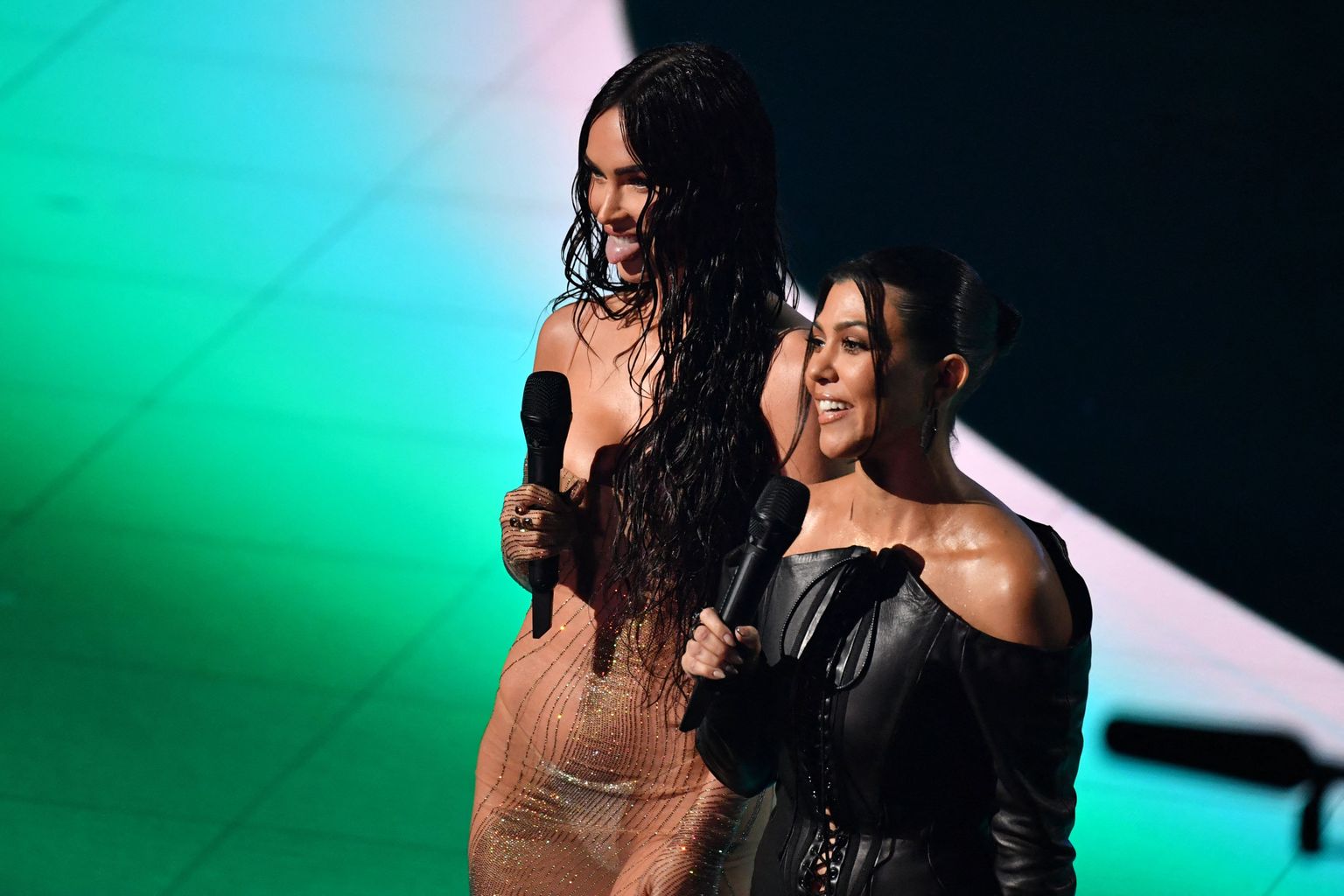 Megan Fox ja Kourtney Kardashian MTV muusikaauhindadel.