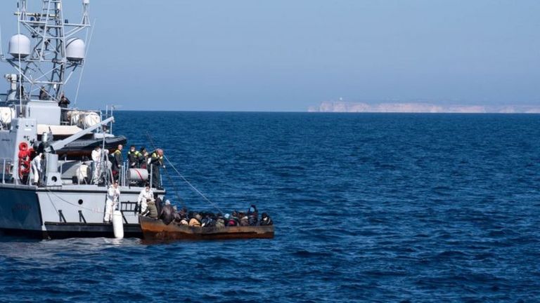 Катер итальянской финансовой полиции оказывает помощь лодке с мигрантами после того, как правительство Италии отказало в помощи неправительственному судну Aita Mari, занимающемуся спасением мигрантов в Средиземноморье, 21 февраля 2023 года. В лодке находилось 40 человек, из них 20 несовершеннолетних, 18 из них - без сопровождения взрослых.