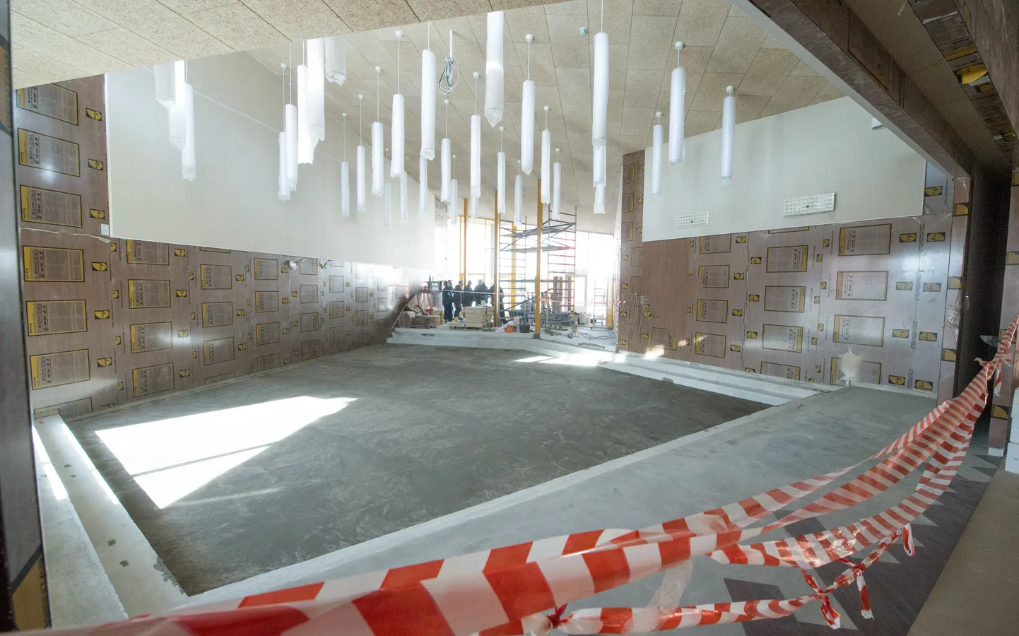 Pidulikumateks puhkudeks kogunevad mudilased peasissepääsu lähedal asuvasse aulasse. Sinna paigutatakse ka spordivahendeid, nii et mitte nii pidulikel hetkedel on aula kasutusel võimlana.