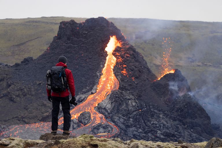 Matkaja uudistamas Islandi Fagradalsfjälli vulkaani ja voolavat laavat