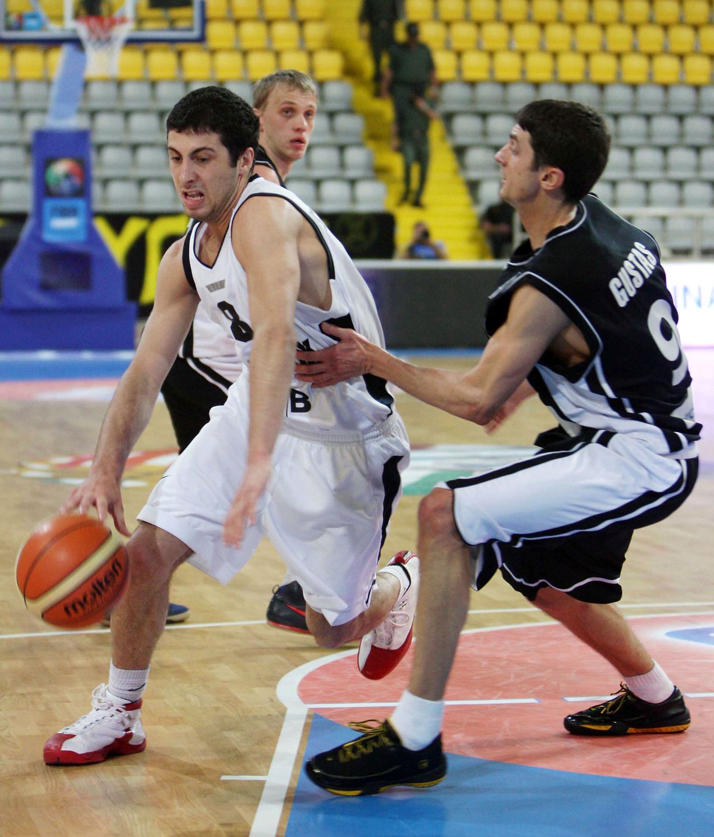 Giedrius Gustas (paremal) mängimas omaaegse Tartu Rocki mehe Giorgi Tsintsadze vastu.