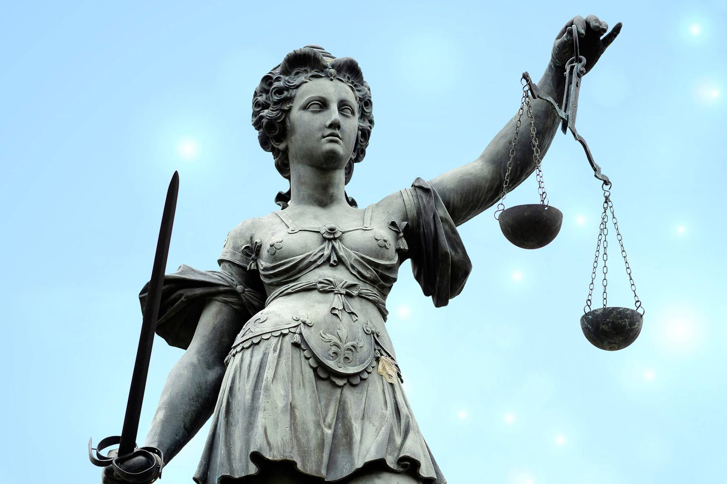 Justitia, Vanarooma õiguse ja õigusemõistmise jumalanna kuju. Õiglase õigusemõistmise hulka kuulub ka õiglane kompensatsioon õigeksmõistetule.
