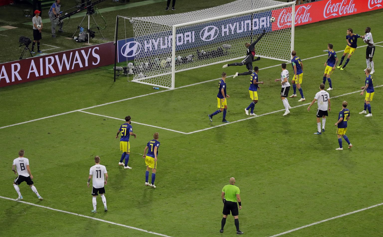 Toni Kroos (vasakul) juba tunneb, et löök maandub Rootsi võrgus, aga tahab igaks juhuks ikka oma silmaga veenduda.