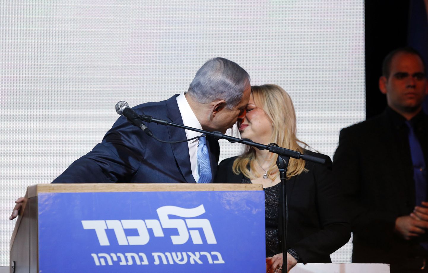 Netanyahu ja tema naine Sara rõõmustasid valimisvõidu üle Likudi Tel Avivi peakontoris.