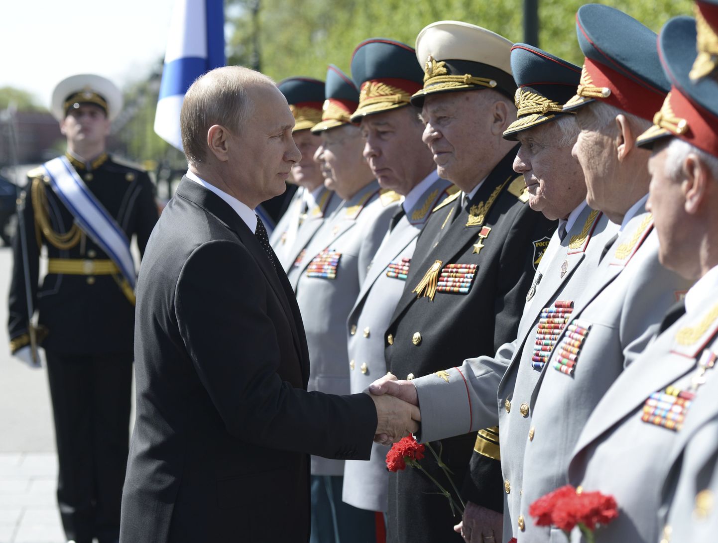 Putin tervitas täna Moskvas pärgade asetamise tseremoonial Suure Isamaasõja veterane.