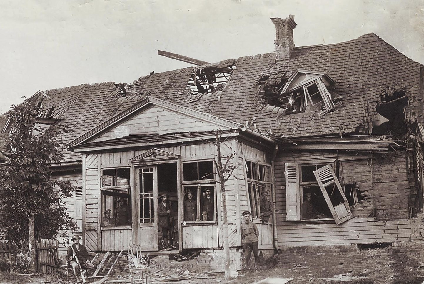 Kulpe talu elu­maja, mille on purustanud sakslaste suurtüki- ja kuulipildujatuli. Siin oli 6. polgu 2. roodu seisukoht Jegeli silla juures. Foto pärineb 4. juulist 1919 pärast vaherahu kehtima hakkamist.