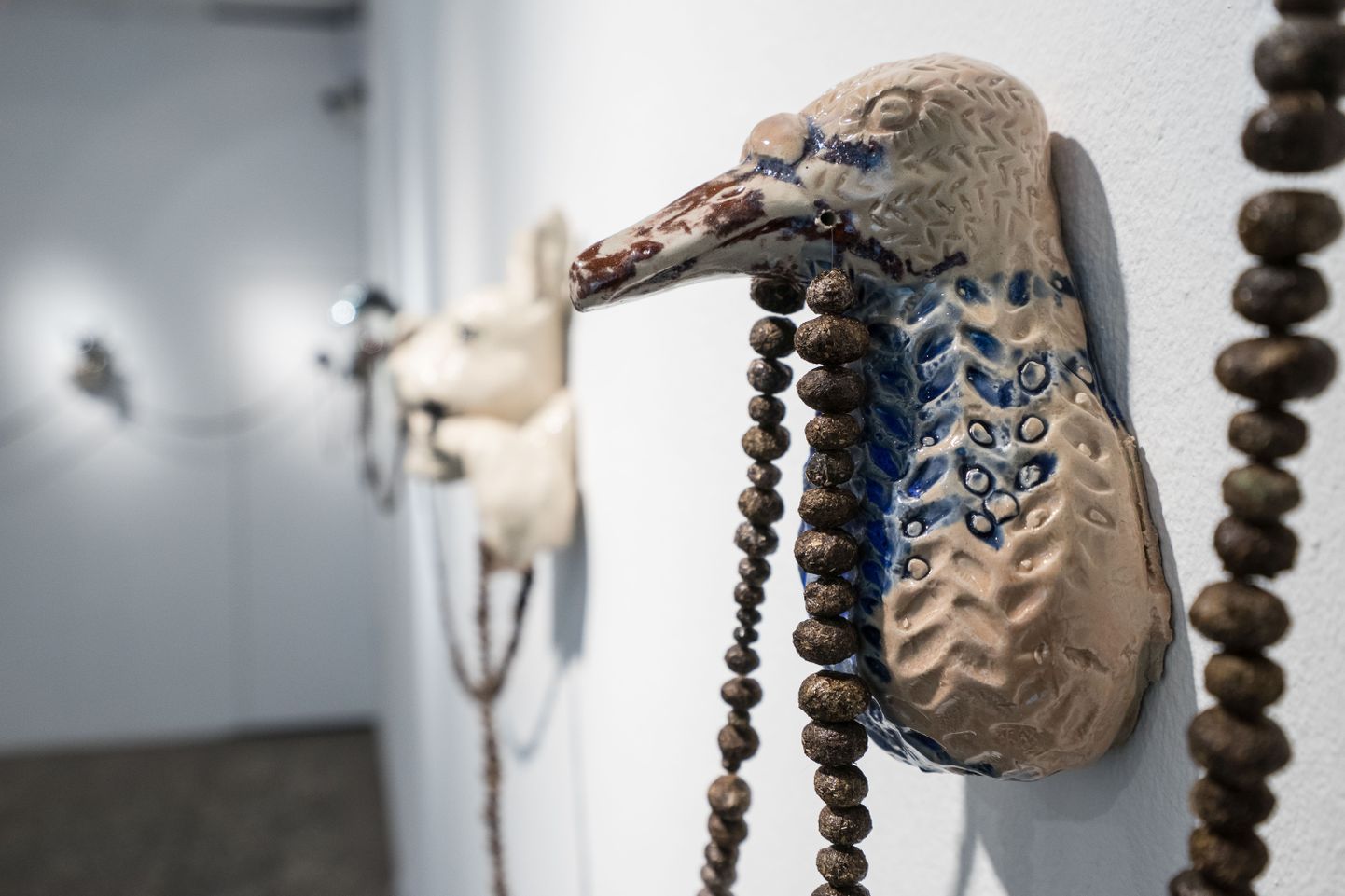 Loomapead ja jänesepabulad meigivad senssi: skulptor Edith Karlsoni näitus Vox Populi Tallinna Linnagaleriis