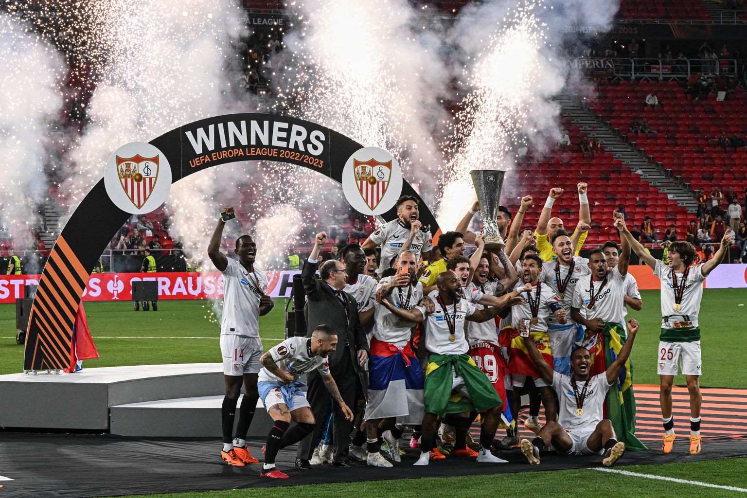 Sevilla mängijad tähistamas Euroopa liiga võitu.