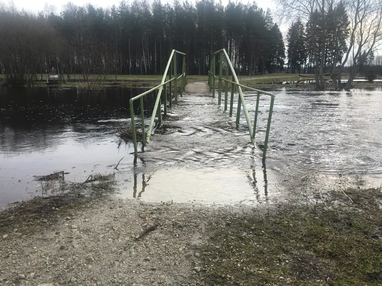Vana sild oli suurvee ajal jalakäijatele läbimatu.