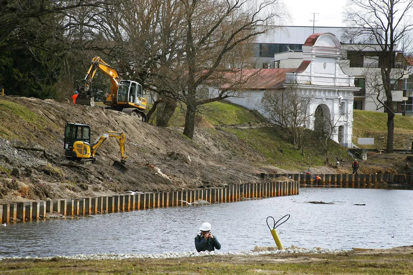 Mõlemal pool vallikraavi mürisevad rasked masinad ja sebivad kümned töömehed.