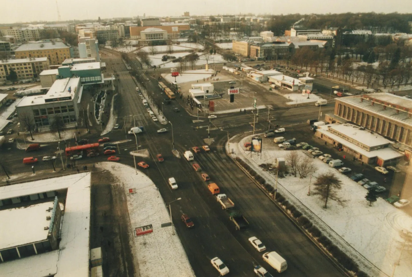 Tartu aastal 1998. Sellel aastal lõpetas linnapea ametis Roman Mugur, alustas Andrus Ansip. MItmed linna piirkonnad ägasid võimaluste paljususe all.