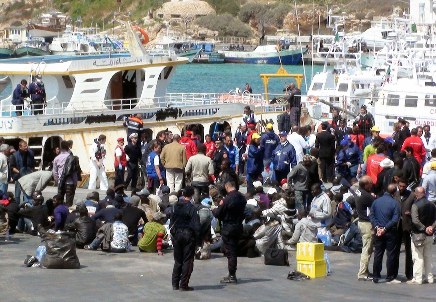 Беженцы из Ливии прибывают на итальянский остров Лампедуза.