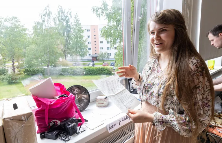 Annelinlaste lugusid korjanud Evelina Nõmme naudib juba ainuüksi kaunist käekirja paberil, päriskirja, mida tänapäeval harva kohtab.