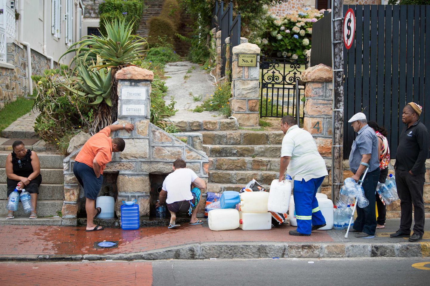 Lõuna-Aafrika pealinna Kaplinna elanikud avalikest kaevudes vett varumas.