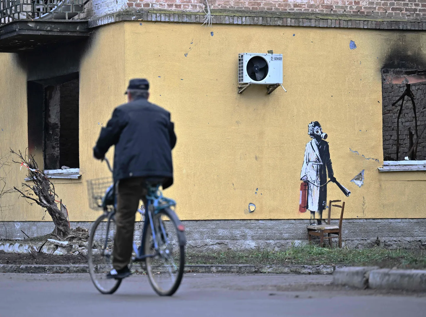 Hostomeli majaseina novembri keskpaigast saadik ehitinud Banksy grafiti kadus vandaalide kätetöö tulemusel.