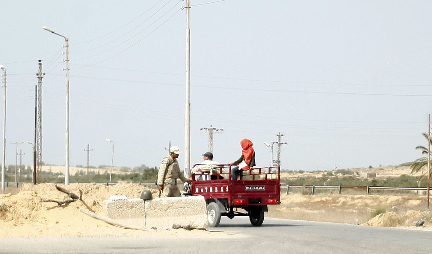 Egiptuse sõdur Siinai poolsaarel linnade el-Arishi ja Sheikh Zuwayedi vahelises kontrollpunktis.