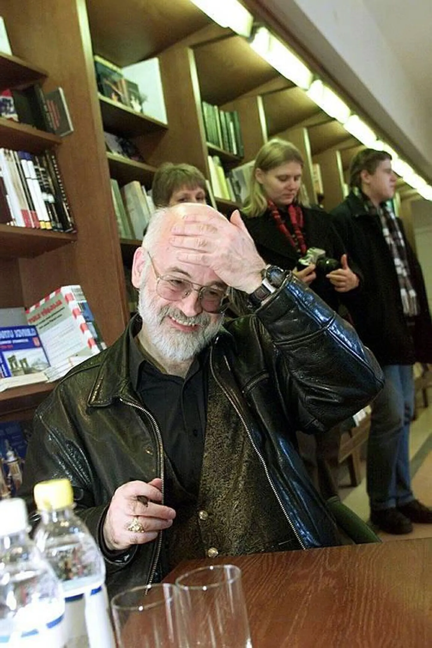 Terry Pratchett 2001. aastal Tartu ülikooli raamatupoes lugejatega kohtumas.