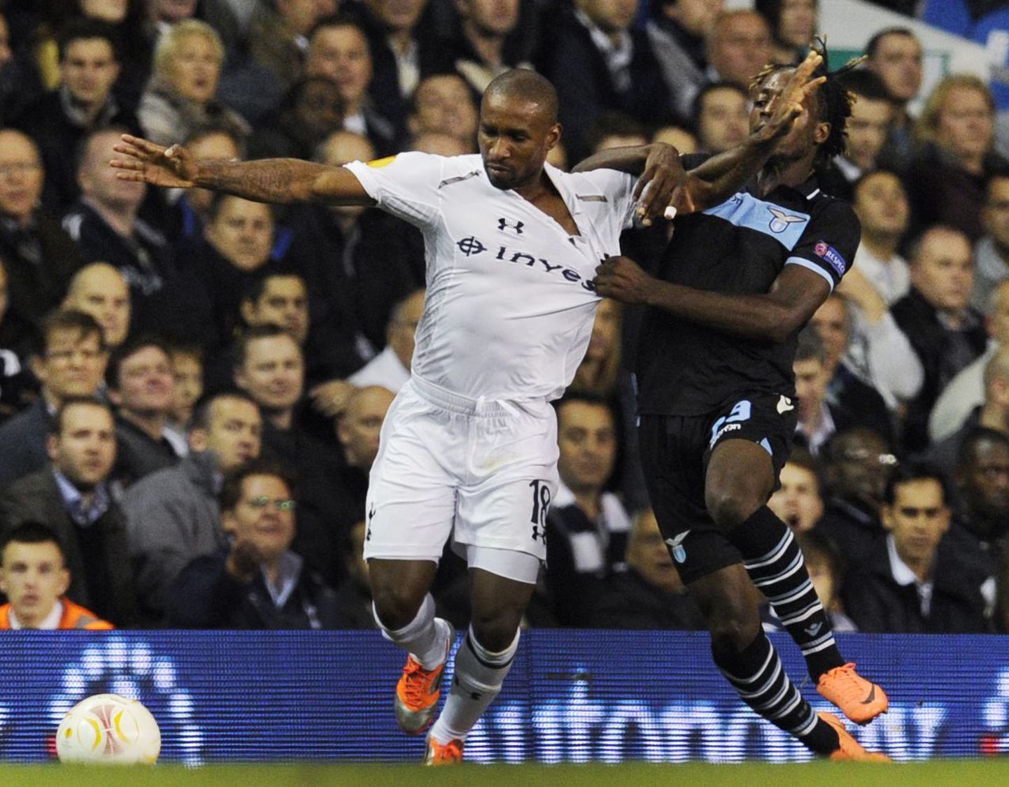 Tottenham Hotspuri Jermain Defoe (vasakul) oli üks neist, keda Lazio fännid rassistlike solvangutega kostitasid.