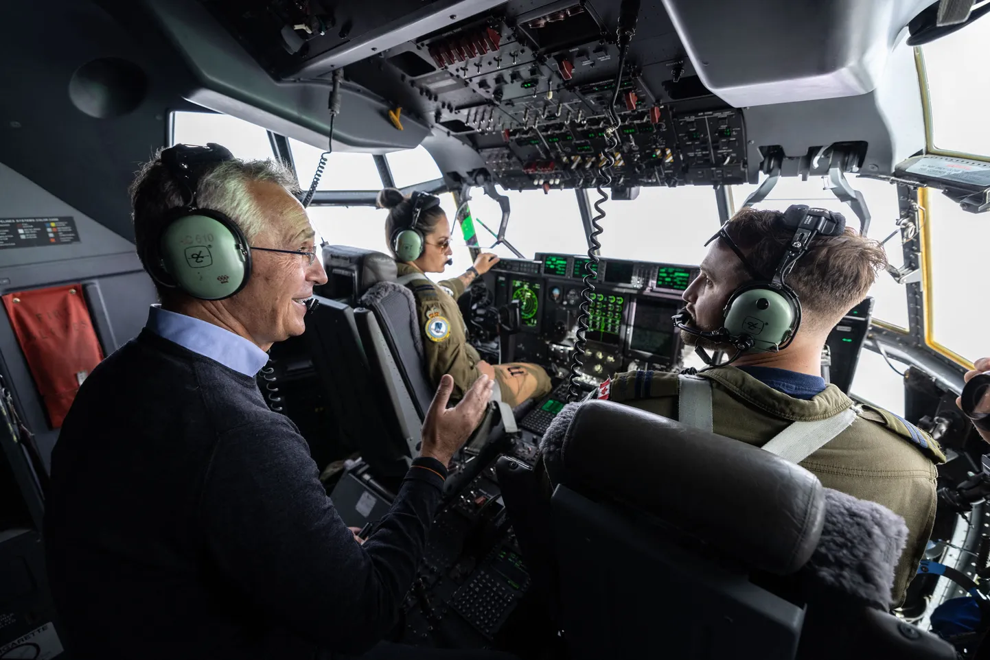 NATO peasekretär Jens Stoltenberg suhtleb pilootidega lennuki C130 Hercules pardal teel Kanada põhjaossa Nunavuti piirkonda Cambridge Baysse.