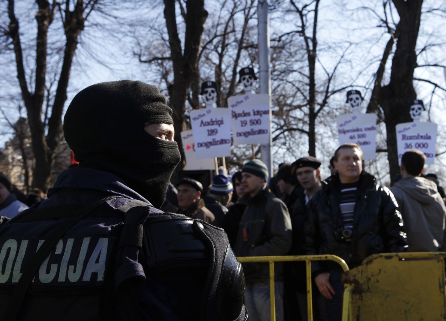 Läti märulipolitseinik meeleavaldust turvamas.