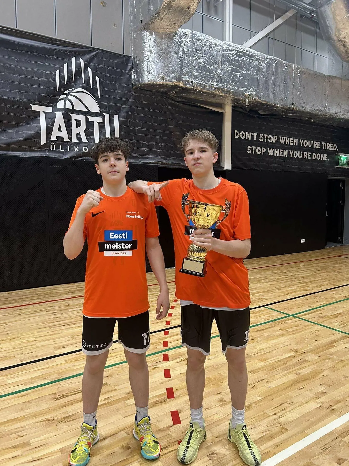 14-aastane Bert Martin ja 15-aastane Marten Miilen on pildil pühapäeval võidetud Eesti U16 vanuseklassi meistrivõistluste võidukarikaga.
