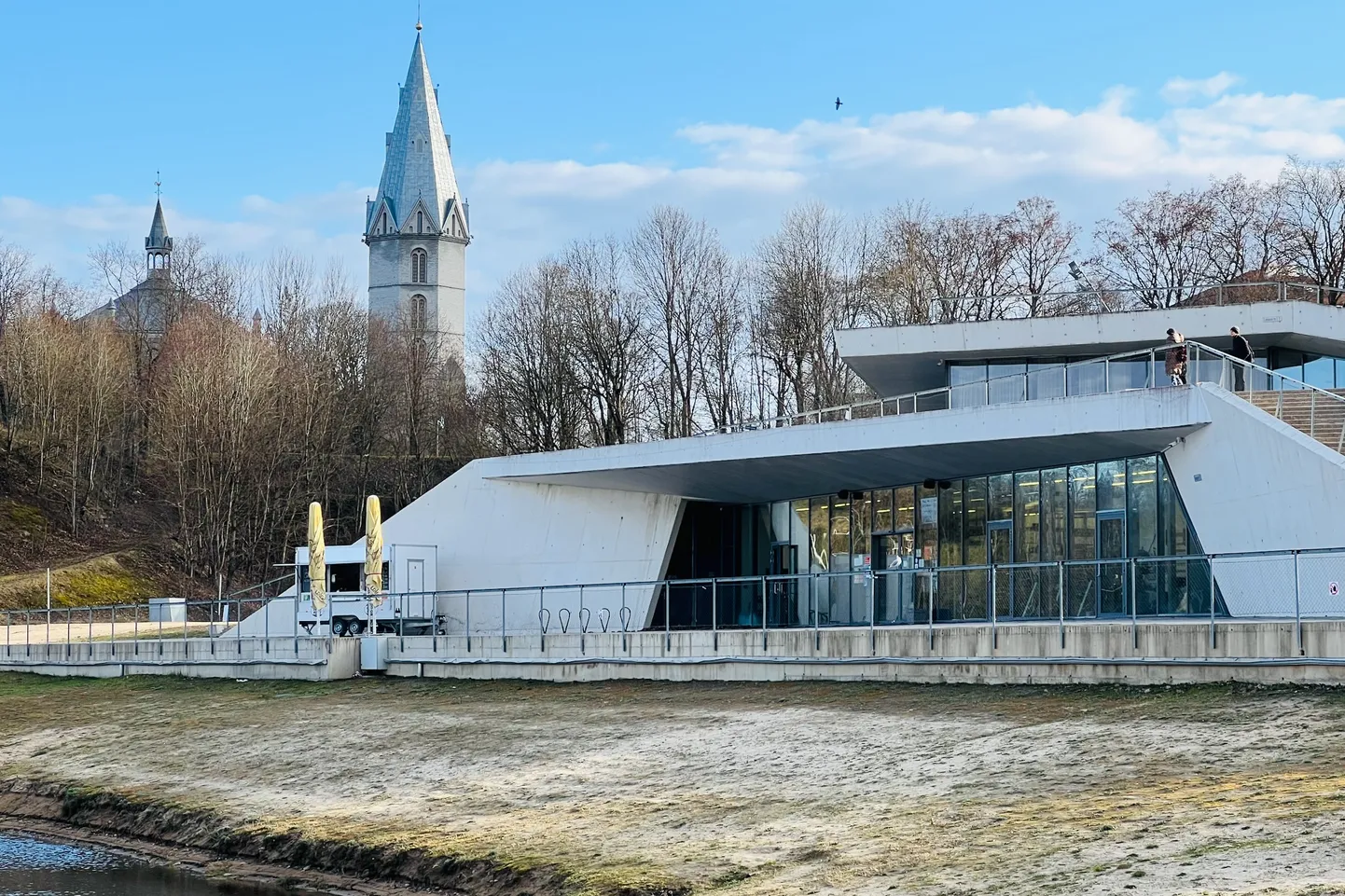 2017. aasta märtsis Eesti betooniühingult arhitektuuri eripreemia pälvinud Narva rannahoone.
