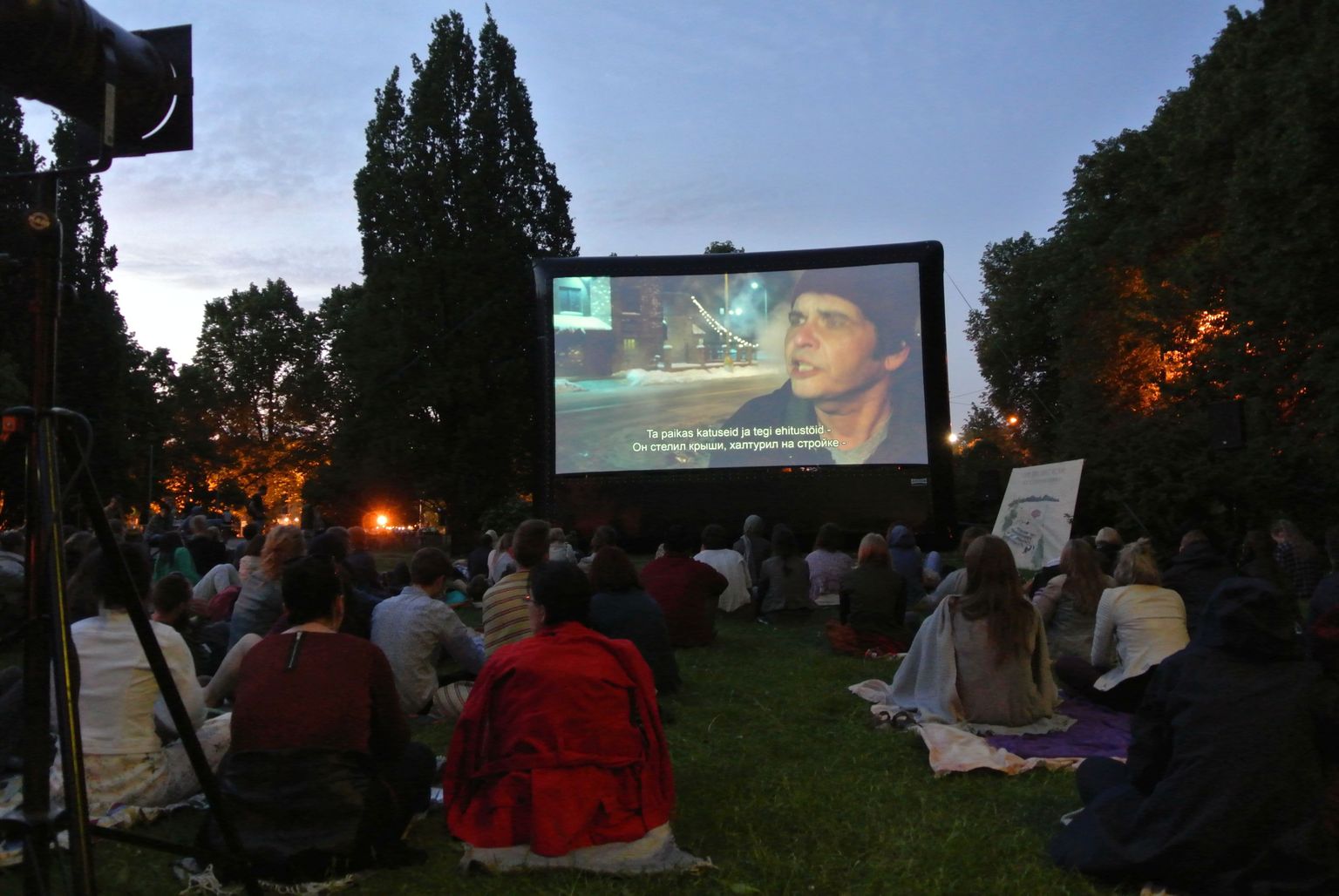 Täispuhutava ekraani ette kogunes Tartu kesklinna parki umbes 200 kinolist.