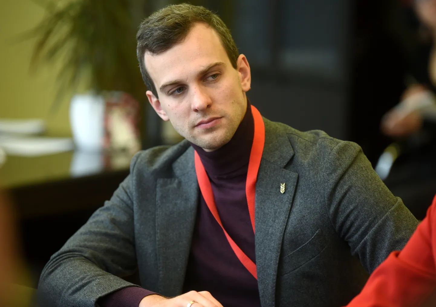 Zaļo un Zemnieku savienības valdes loceklis Krists Bergans- Berģis tikšanās laikā ar Rīgas domes pārstāvjiem, lai rastu risinājumu Ministru kabineta noteikumu "Publiskas personas zemes nomas un apbūves tiesības noteikumi" grozījumiem, kas, atsaucoties uz nesen noteikto zemes tirgus vērtību, "Rimi" Olimpiskā centra zemes nomas maksu palielina par 1210%.