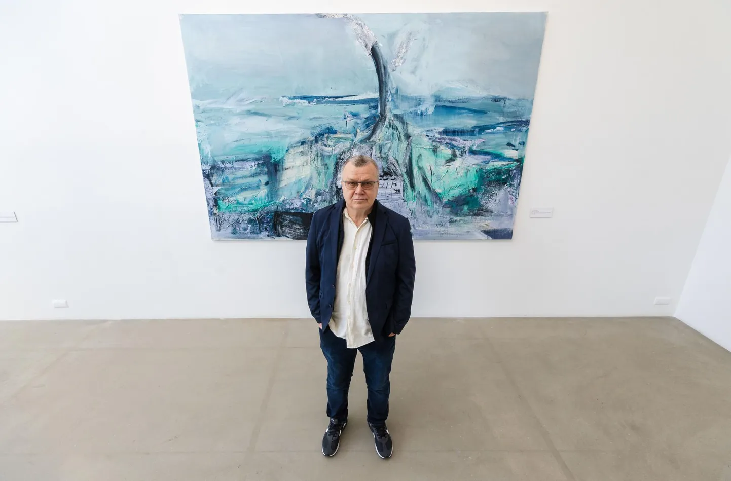 Jaan Elken oma näitusel «Maastik/Landscape» ARSi projektiruumis. «Minu isiksusele omasest barokist ma lahti ei saa, olen sellega leppinud.» Pildil ka teos nimega «Tõusuvesi».