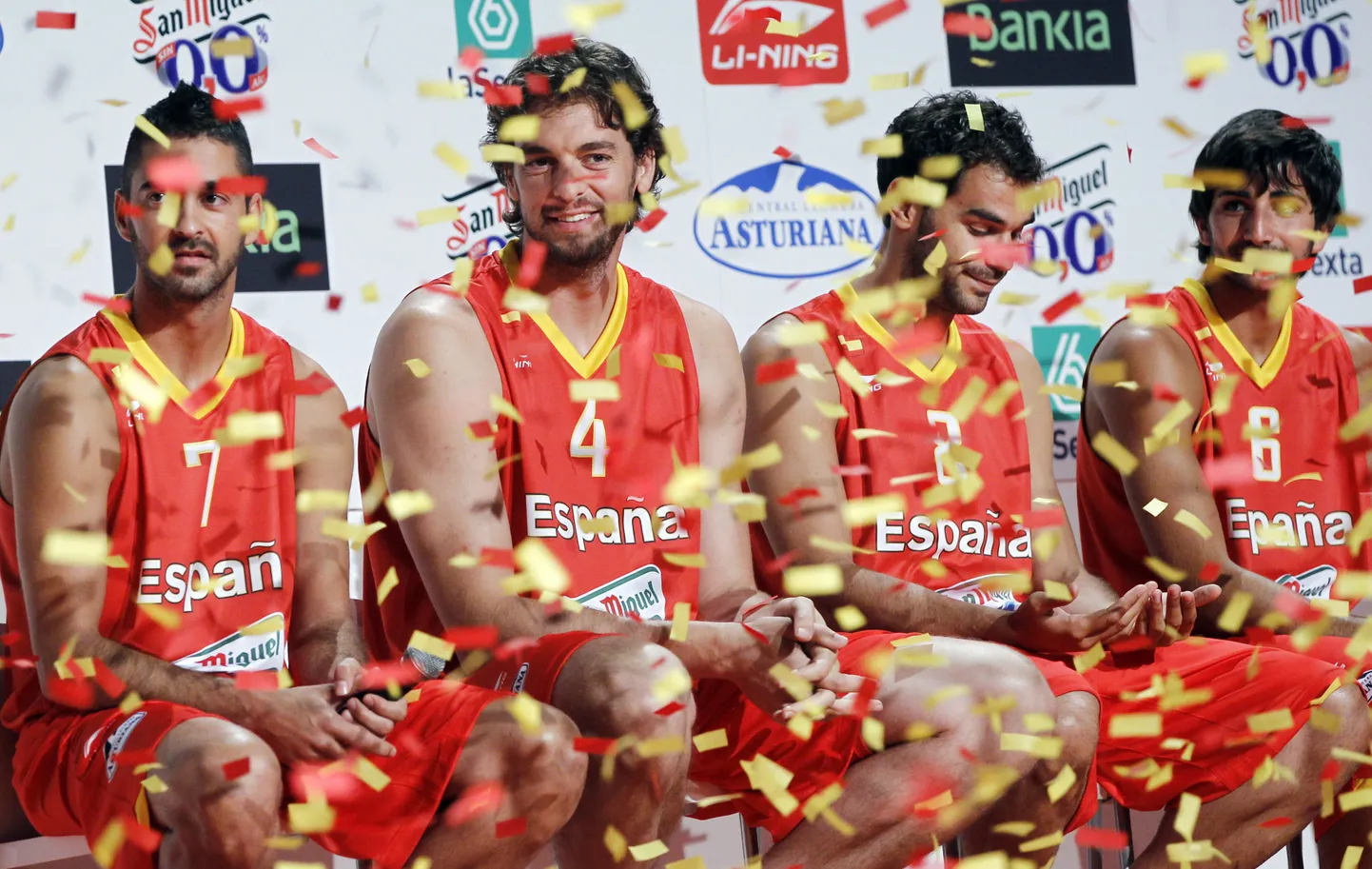 Juan Carlos Navarro (vasakul), Pau Gasol, Jose Manuel Calderon ja Ricky Rubio.