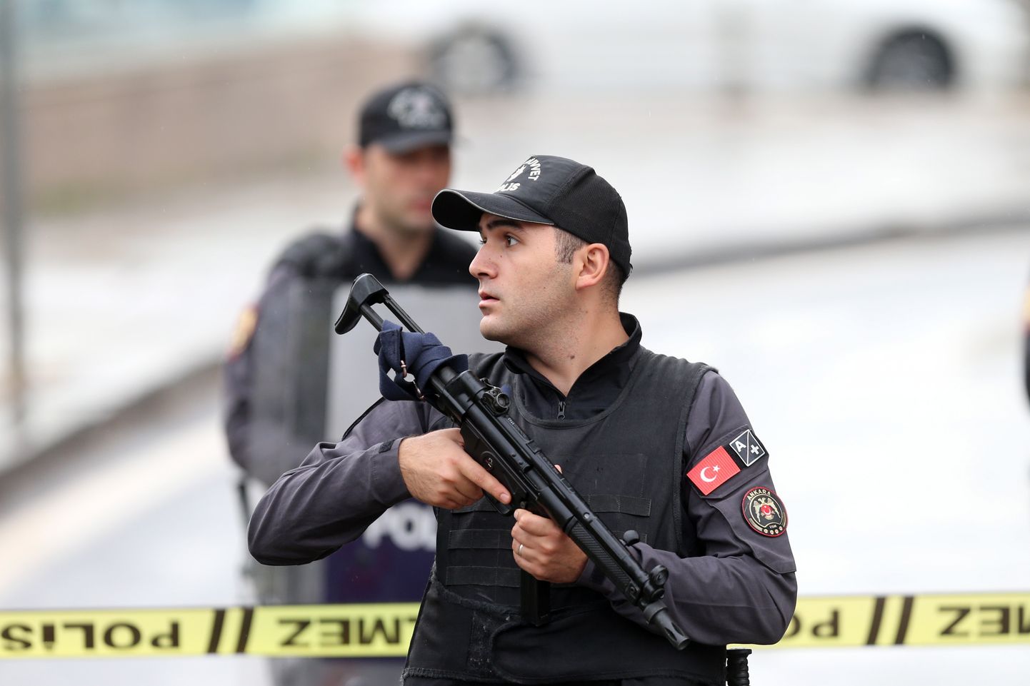 Türgi politseinikud kindlustamas 1. oktoobril siseministeeriumi vastu korraldatud terrorirünnaku toimumispaika.