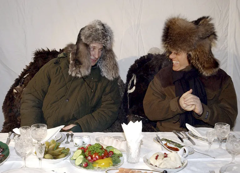 Владимир Путин и Сильвио Берлускони за ужином в Завидово в 2003 году