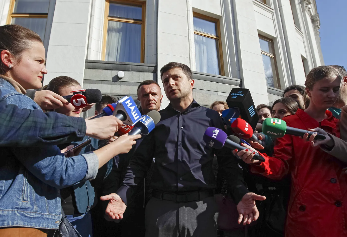 Зеленский у здания Верховной Рады в Украине