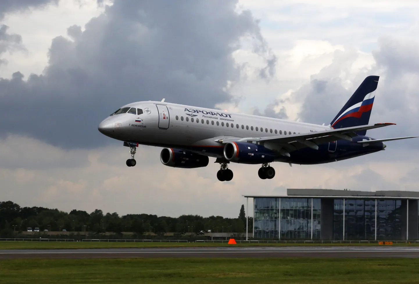 Aerofloti värvides Suhhoi Superjet Farnborough' lennumessil.