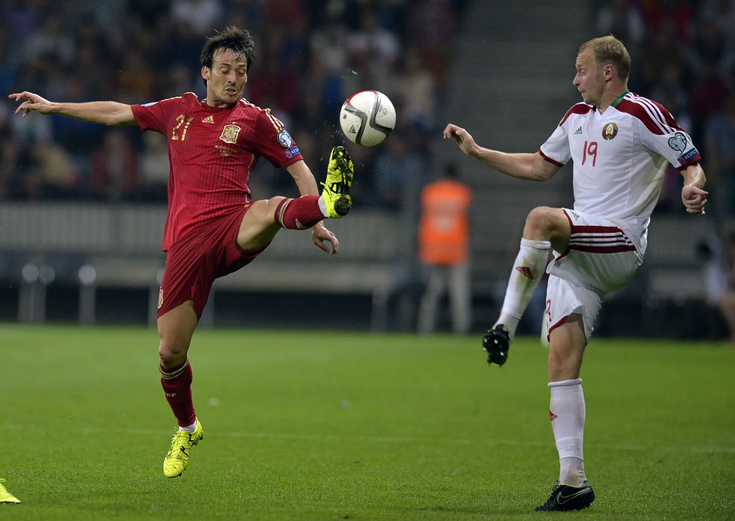 Hispaania värava autor David Silva (vasakul).