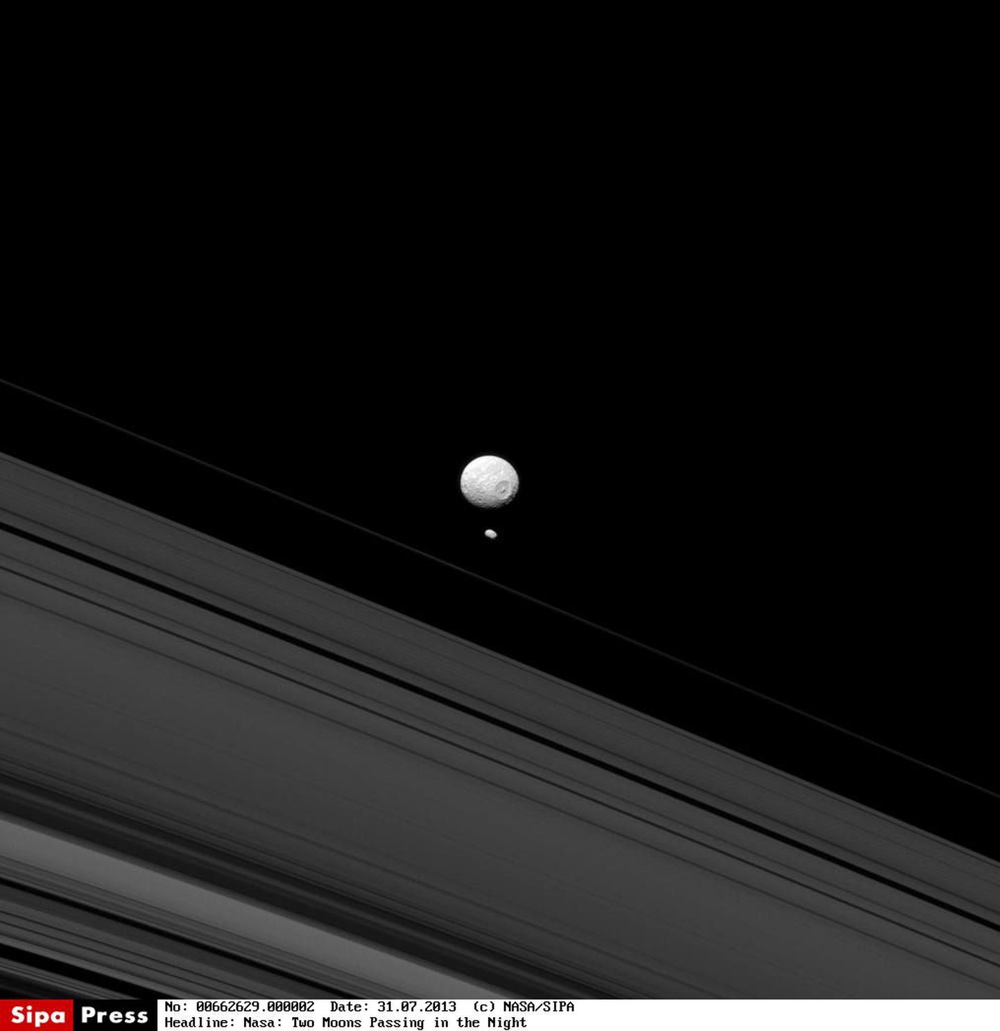 Спутники Сатурна – Мимас и Пандора.