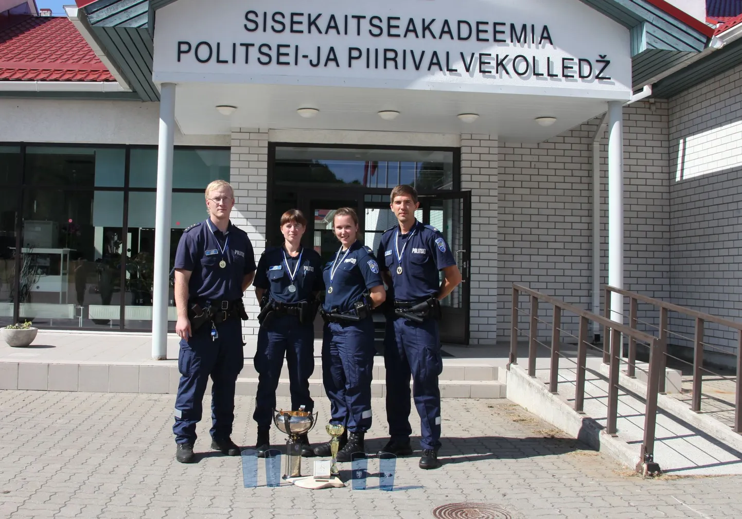 Korrakaitsepolitsei kutsemeisterlikkuse võistluste võtjad Põhja prefektuuri II võistkonnast (vasakult) Kaupo Luur, Kaisa Kajo, Kersti Kald, Steven Rehelem