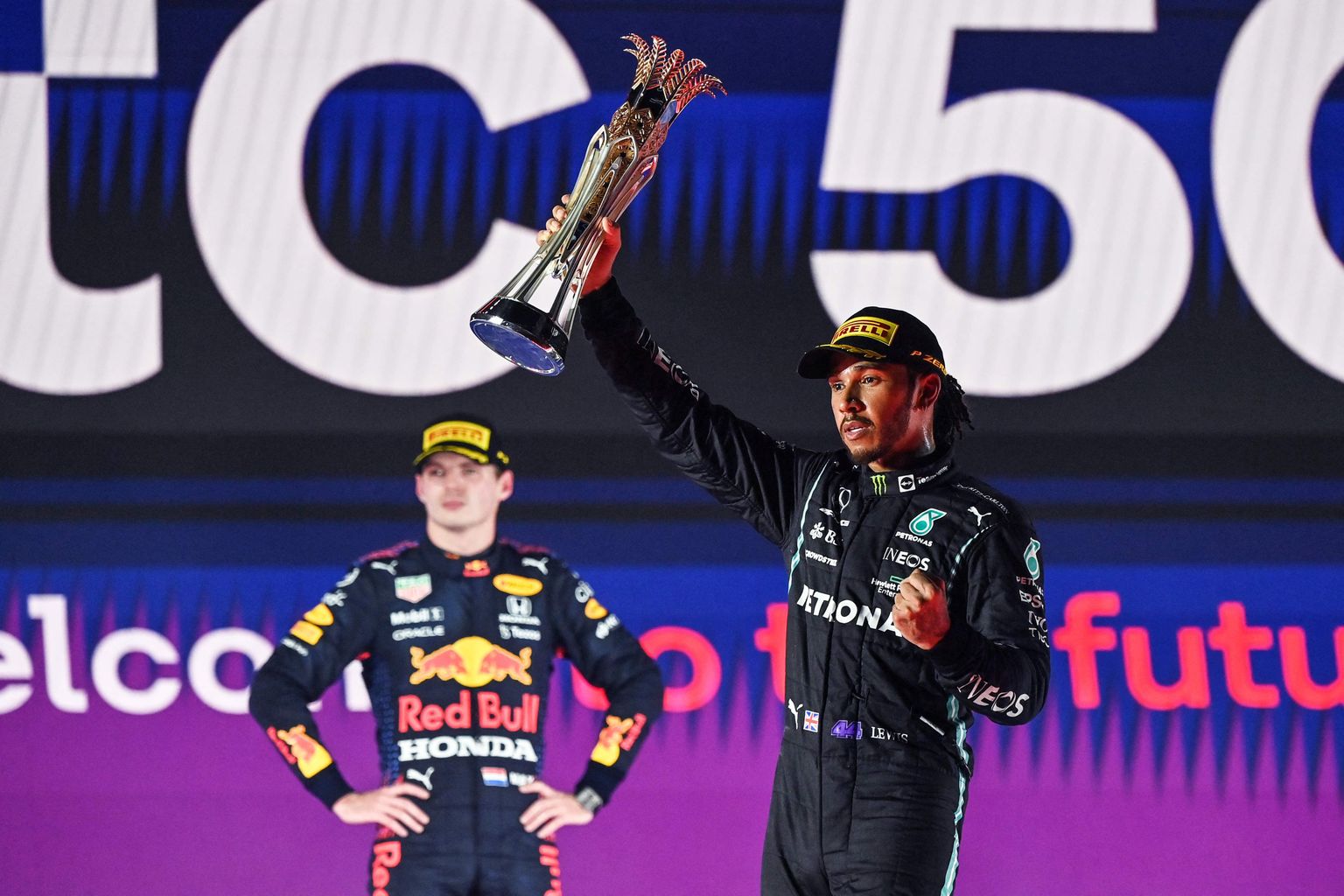 Saūda Arābijas Grand Prix goda pjedestāls ar Lūisu Hamiltonu un Maksu Verstapenu