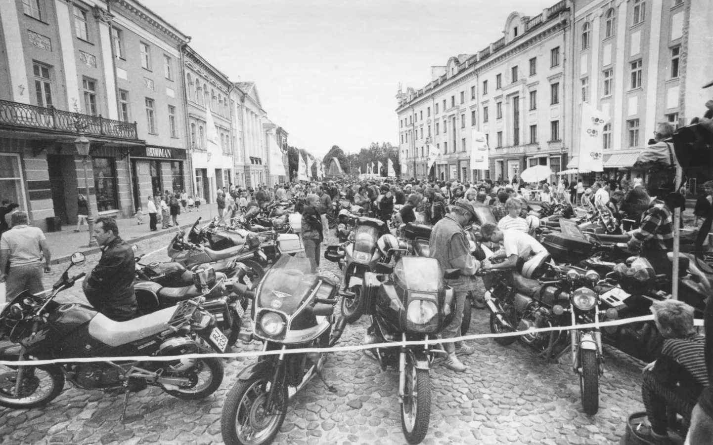1993. aastal teisel rahvusvahelisel motomatkajate kokkutulekul Jõgevatreff osalenud üsna suur tsiklimeeste seltskond tuuritas 8. augustil ringi ka Tartus, kus pikem peatus tehti Raekoja platsil. Uudistajaid jätkus.