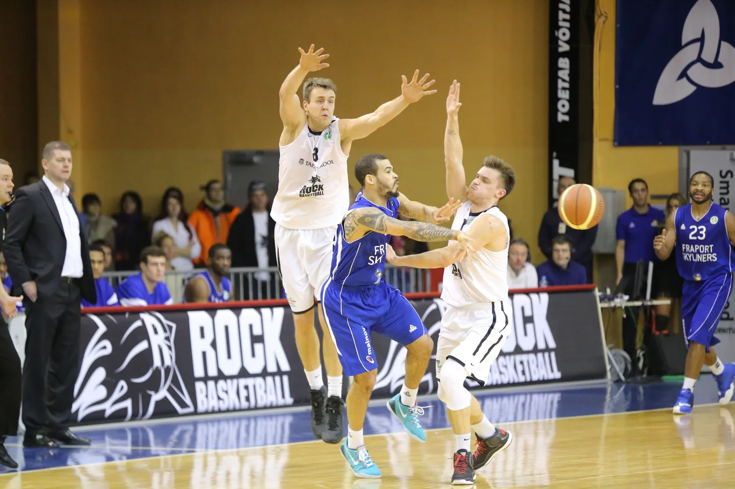 Tartu Rock (valges) Eurochallenge'i sarja vahegrupi avamäng.