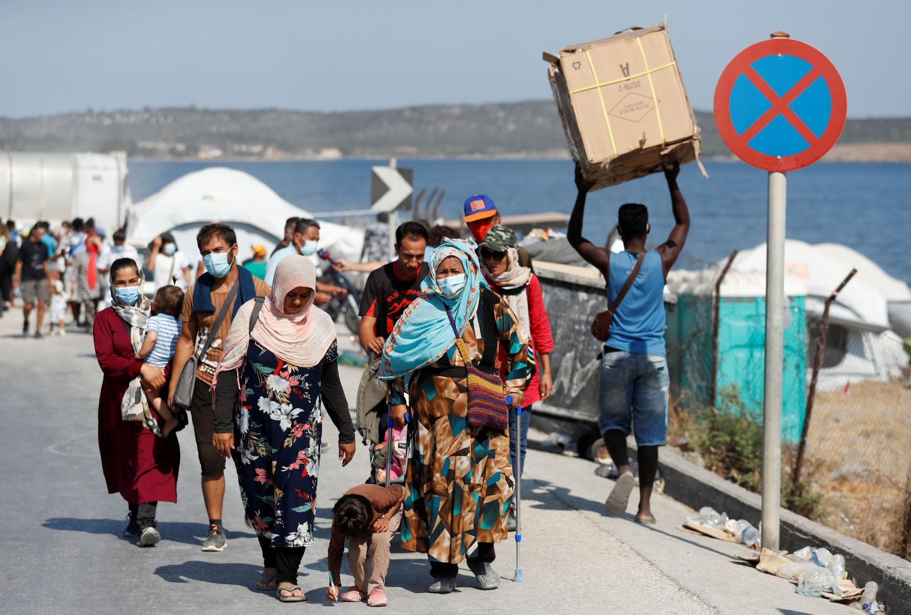 Hävinud Moria asemel ajutisse laagrisse kolitud migrandid Lesbosel. 