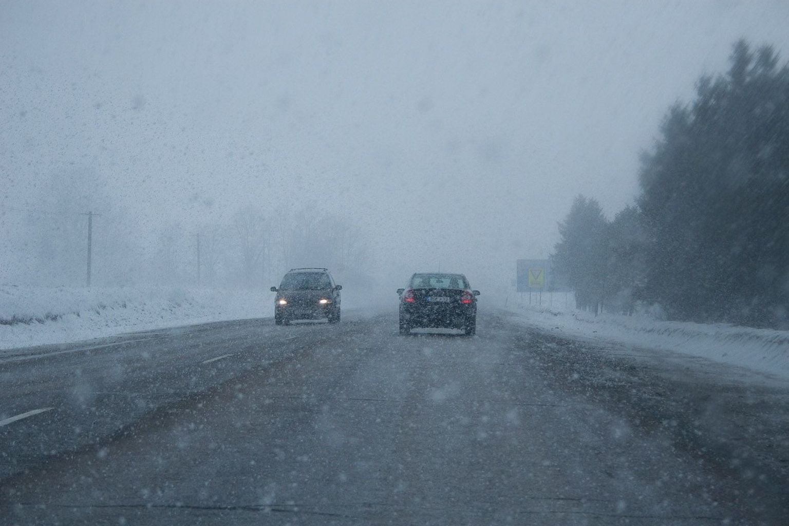 Tihe lume- ja lörtsisadu raskendab ka liiklusolusid.