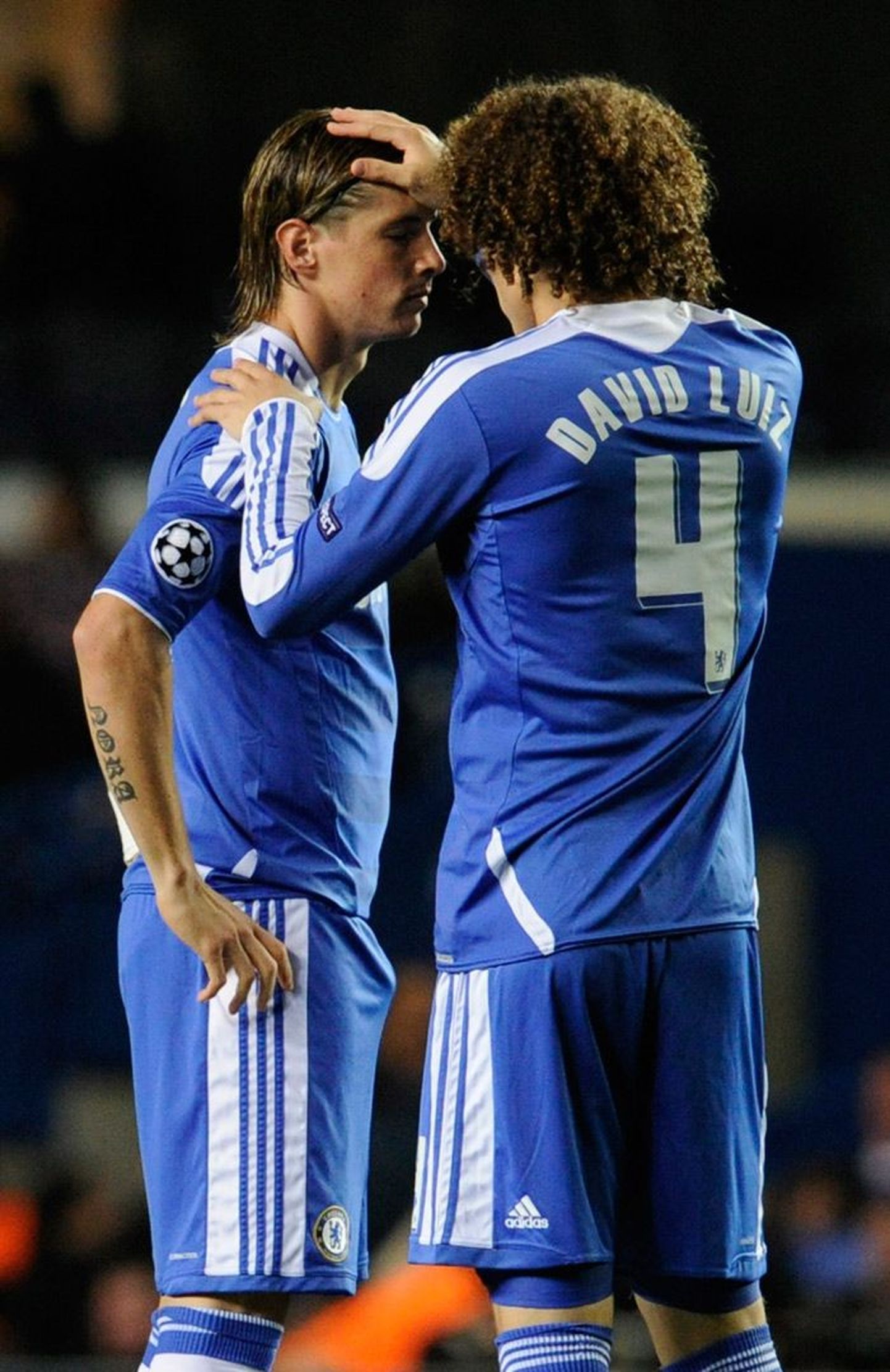 Imeline puudutus – Chelsea kaitsja David Luiz puudutab mängueelse rituaalina ründaja Fernando Torrese pead.