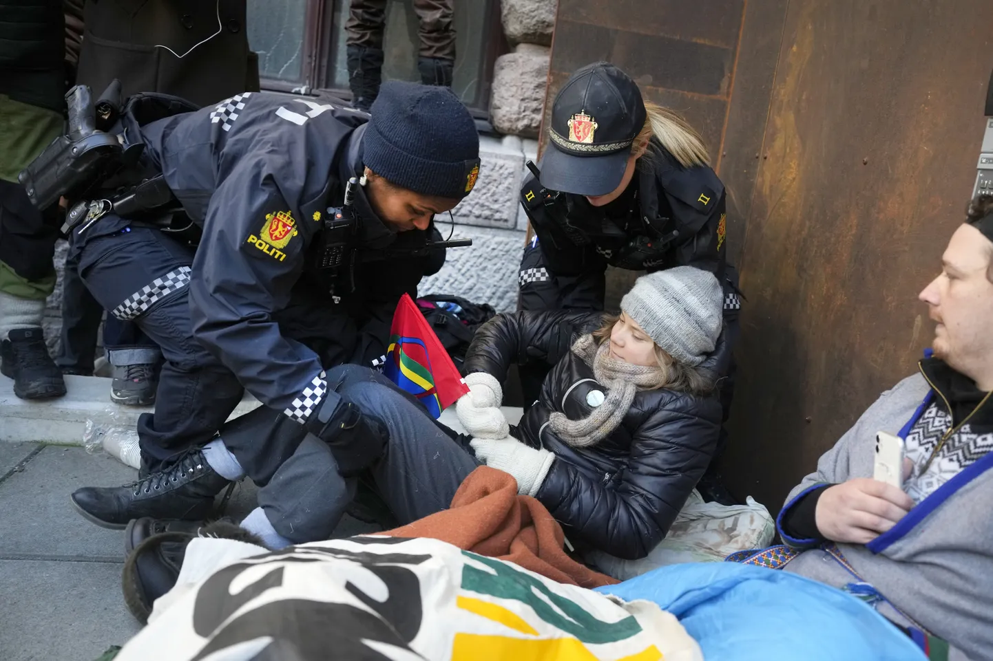 Politsei toimetab ära Rootsi keskkonnaaktivisti Greta Thunbergi Oslos 1. märts 2023.