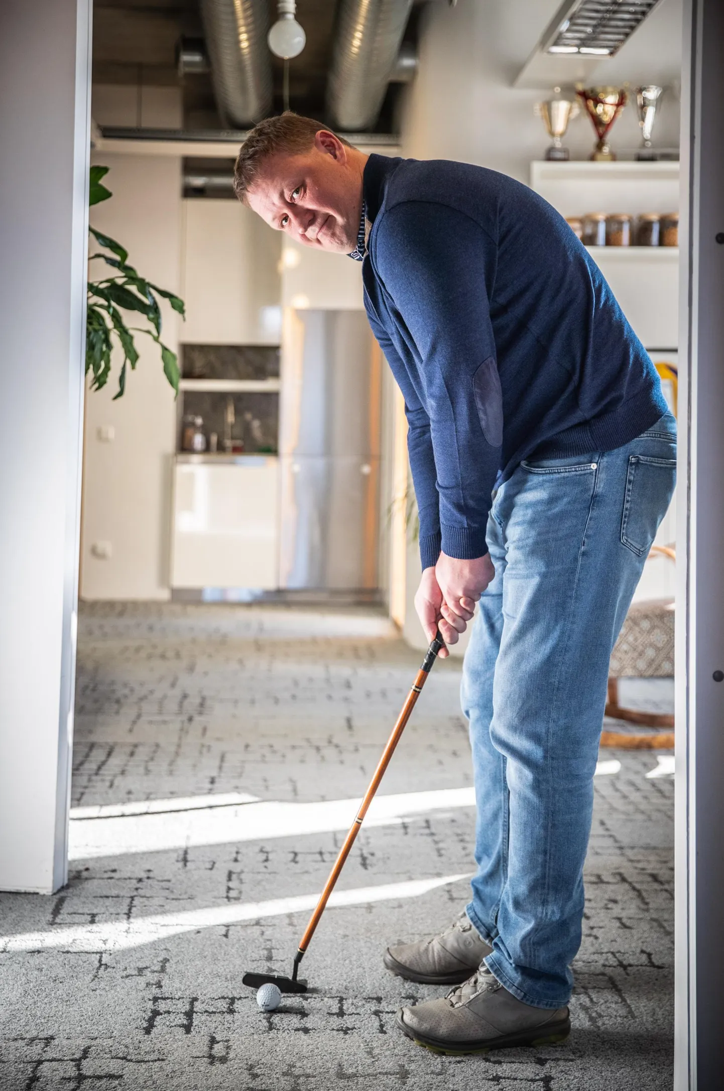 Raul Kirjanen firma peakontoris puhkepausil. «Elus tuleb energiat täpselt õigesse kohta sihtida, nagu golfiski,» ütleb ta.